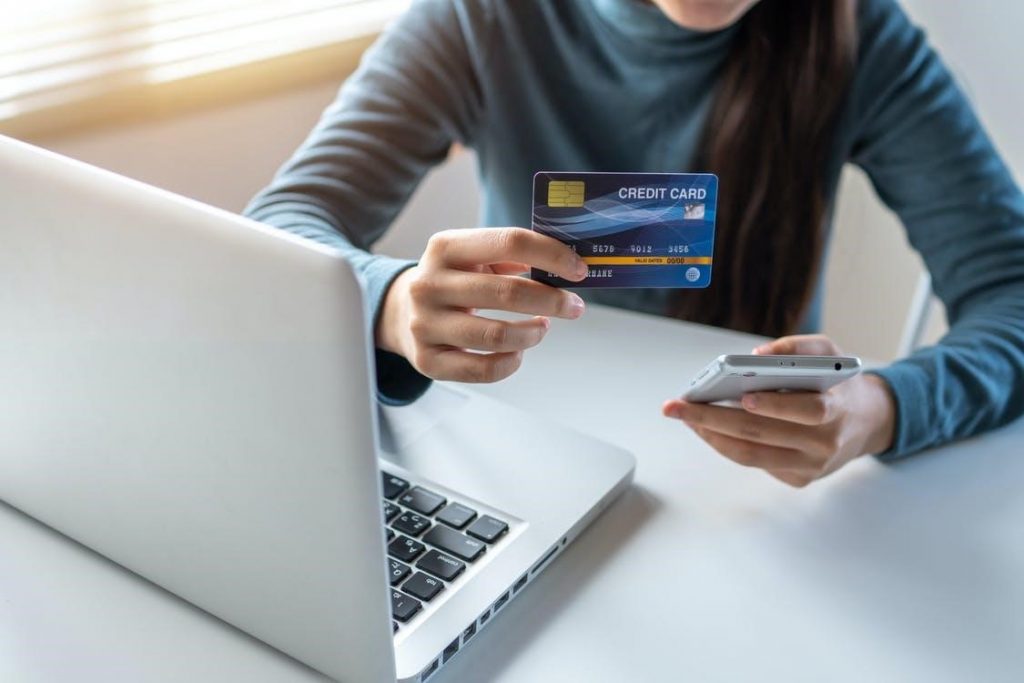women holding credit to make online payment
